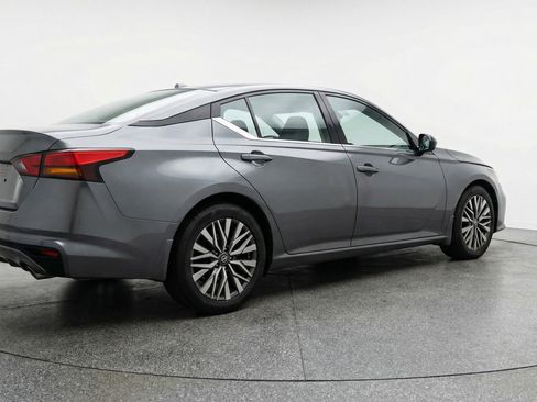 Used 2025 Nissan Altima 2.5 SV FWD image 9