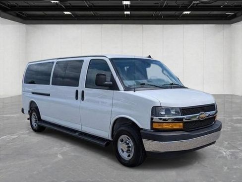 Used 2025 Chevrolet Express 3500 LT w/ LT Preferred Equipment Group RWD image 7