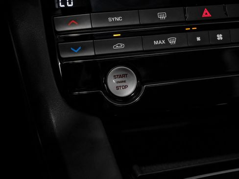 Used 2019 Jaguar F-PACE Premium image 16