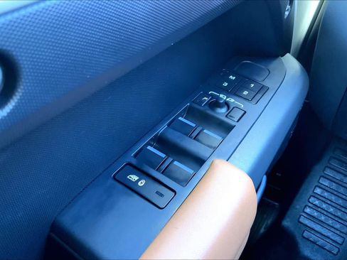 Used 2023 Land Rover Defender 130 X-Dynamic SE image 36