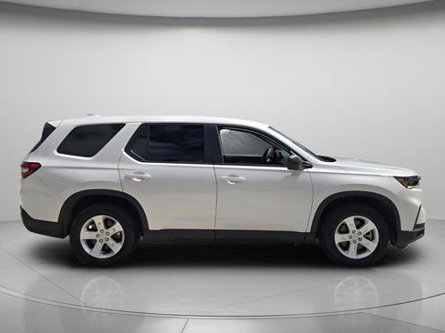 Used 2023 Honda Pilot LX image 3