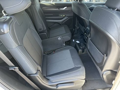 New 2025 Jeep Grand Cherokee L Laredo image 17