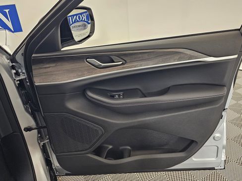 New 2025 Jeep Grand Cherokee Limited image 38