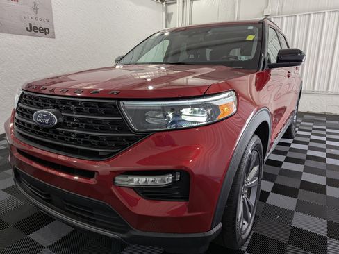 Used 2022 Ford Explorer XLT w/ Equipment Group 202A AWD/4WD image 3