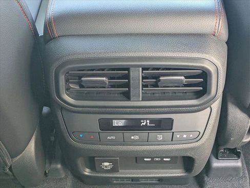 Used 2024 Honda Pilot TrailSport image 17