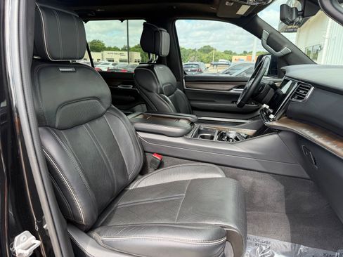 Used 2022 Jeep Grand Wagoneer Series II AWD/4WD image 27