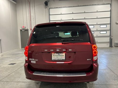 Used 2020 Dodge Grand Caravan SXT w/ Driver Convenience Group FWD image 7
