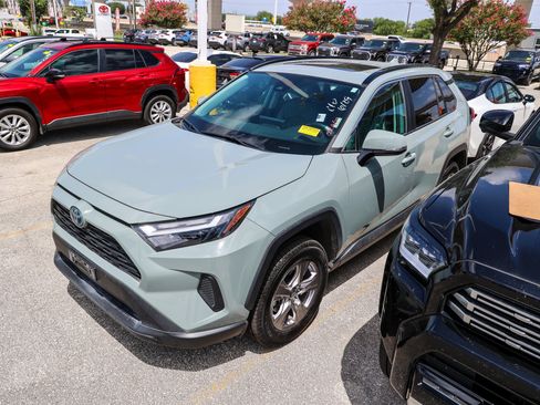Used 2022 Toyota RAV4 XLE w/ Convenience Package AWD/4WD image 3