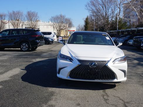 Used 2021 Lexus ES 350 Ultra Luxury w/ Accessory Package image 2
