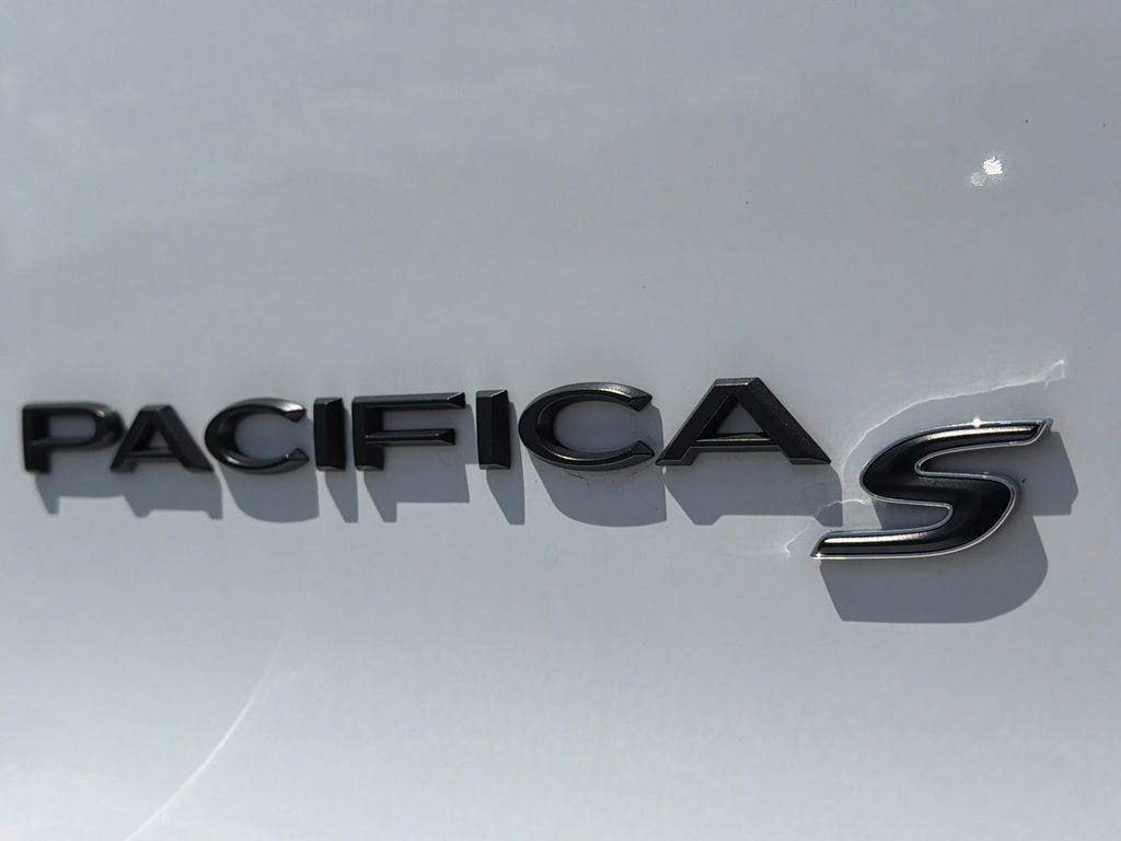 Used 2024 Chrysler Pacifica Touring-L w/ S Appearance Package FWD image 17