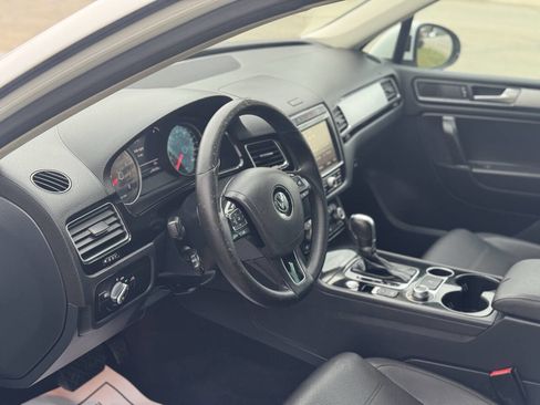 Used 2017 Volkswagen Touareg Sport image 10