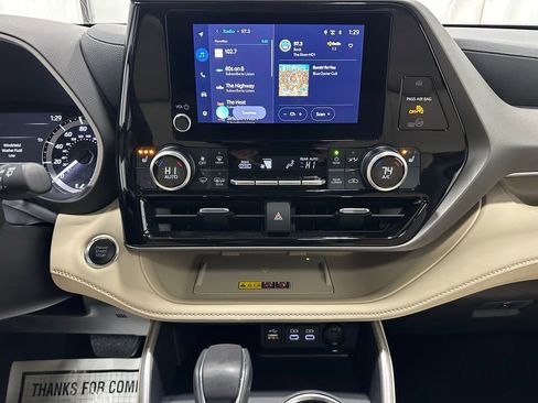 Used 2025 Toyota Highlander XLE image 26