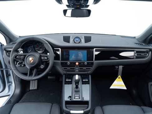 Used 2025 Porsche Macan image 19