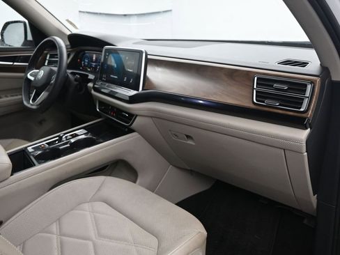 Used 2024 Volkswagen Atlas SE w/ Panoramic Sunroof Package image 16