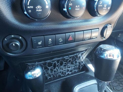 Used 2016 Jeep Wrangler Unlimited Sahara w/ Connectivity Group AWD/4WD image 15