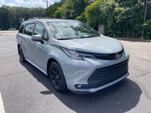 Used 2025 Toyota Sienna XLE Woodland Edition AWD/4WD image 1