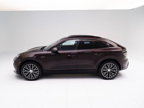 Certified 2025 Porsche Macan Electric image 2