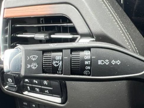 Used 2025 GMC Yukon XL Denali AWD/4WD image 14