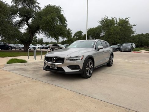 Certified 2025 Volvo V60 B5 Cross Country Plus AWD/4WD image 2