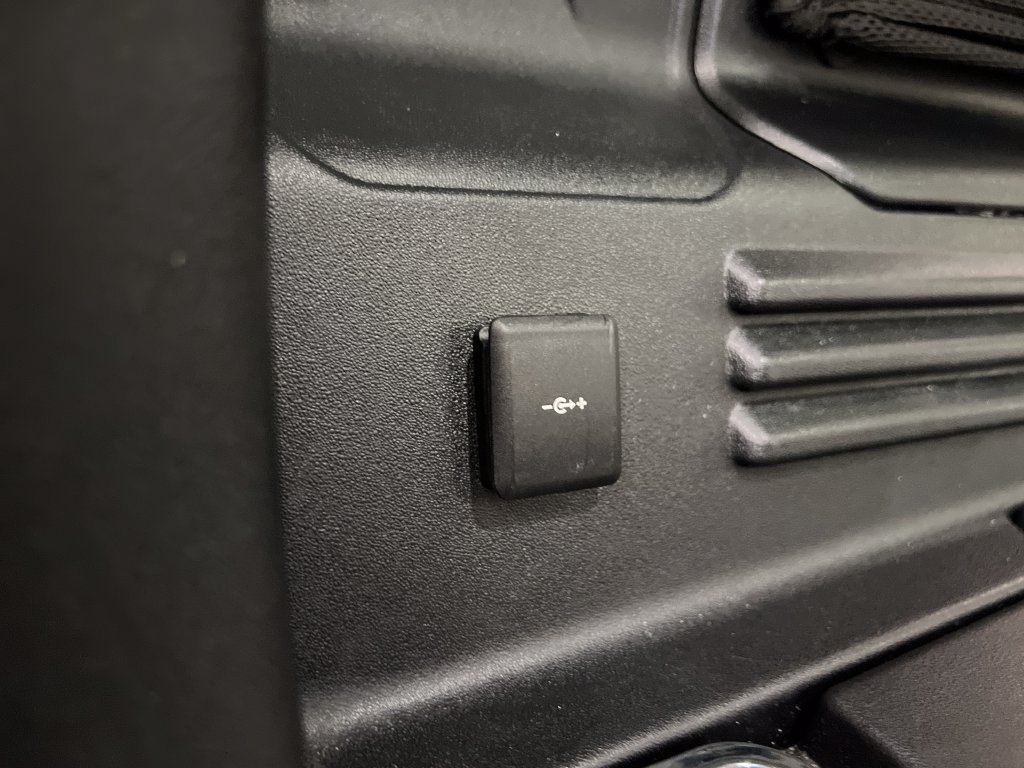 Used 2025 Land Rover Defender 110 S AWD/4WD image 45