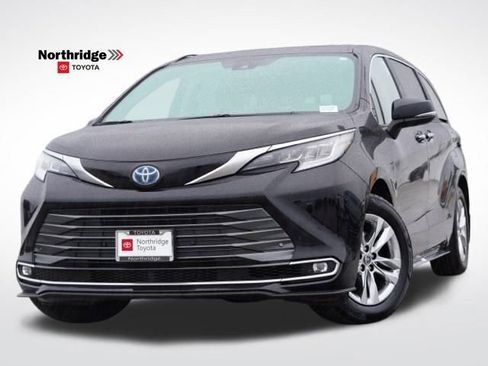 Used 2023 Toyota Sienna Limited image 1