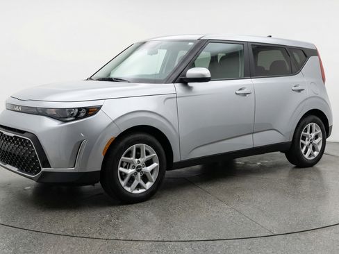 Used 2025 Kia Soul LX w/ LX Technology Package FWD image 3