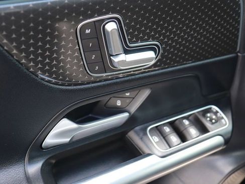 Used 2025 Mercedes-Benz GLA 250 image 10