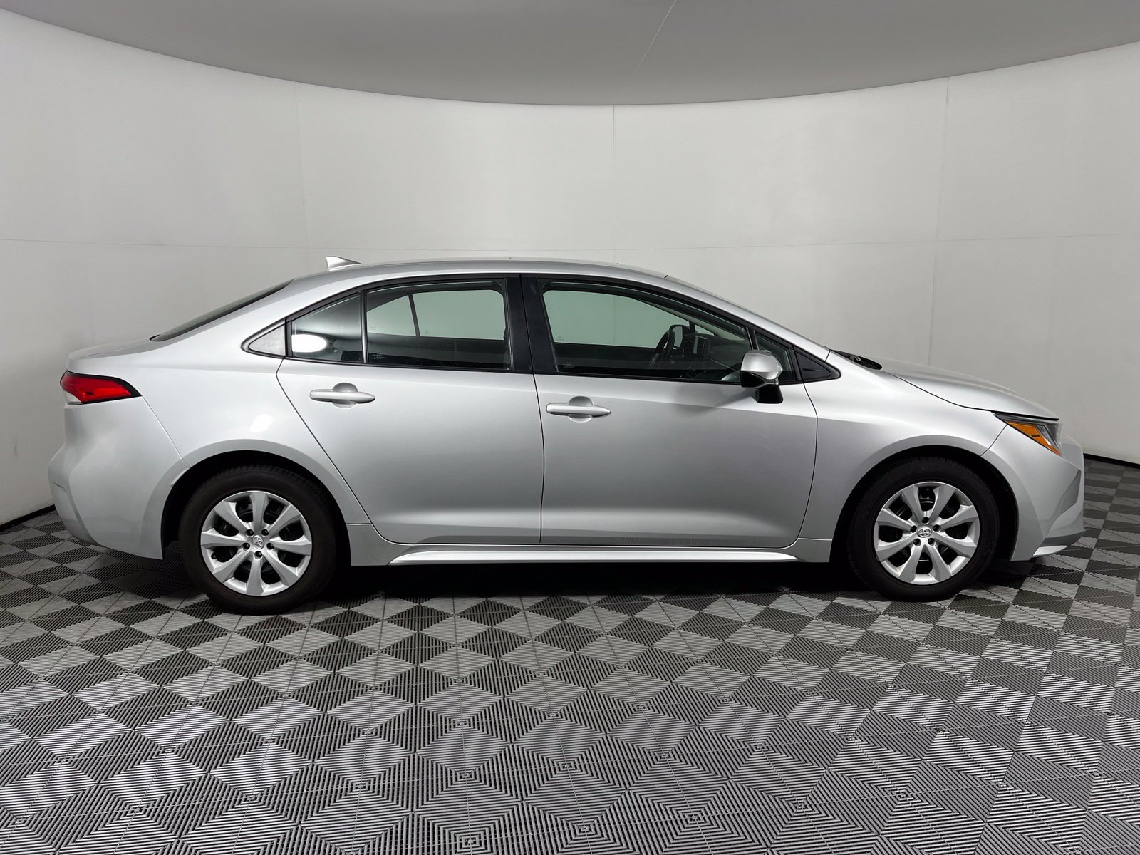 Used 2020 Toyota Corolla LE FWD image 4