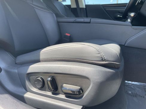 Used 2025 Lexus ES 300h w/ Premium Package FWD image 5