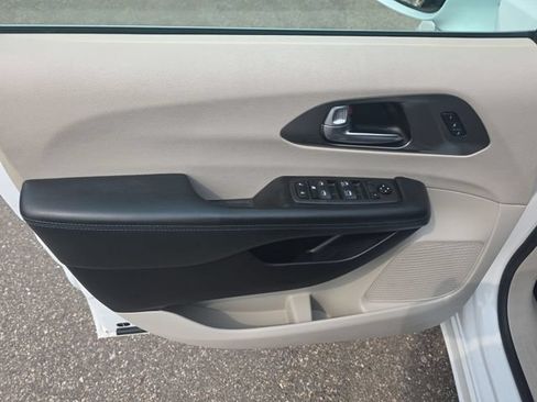 Used 2021 Chrysler Pacifica Touring-L FWD image 13