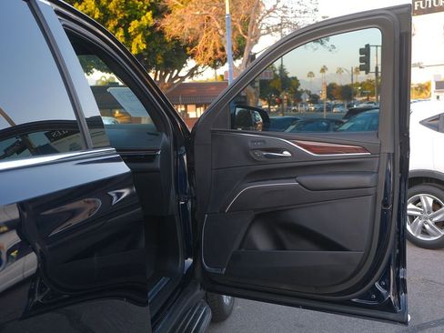 Used 2022 Cadillac Escalade ESV Luxury image 31