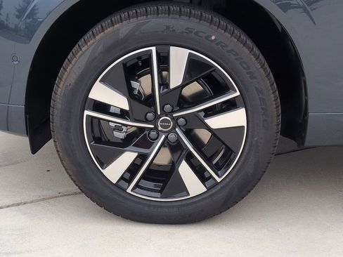 New 2026 Volvo XC60 B5 Plus w/ Protection Package Premier image 12