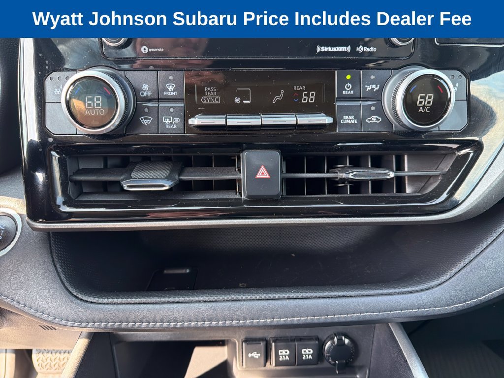 Used 2021 Toyota Highlander XLE AWD/4WD image 28