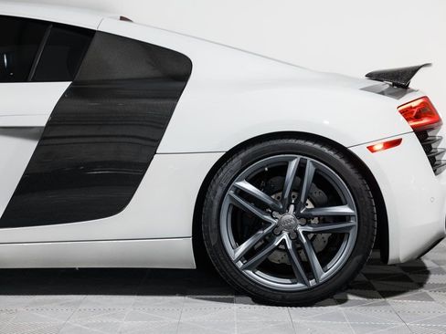 Used 2015 Audi R8 V8 w/ Extended Leather Package image 14