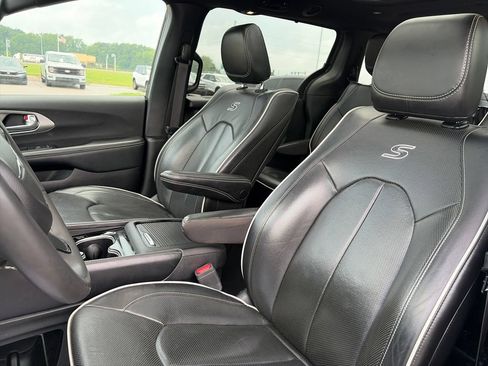 Used 2022 Chrysler Pacifica Limited w/ Uconnect Theater Family Group FWD image 18