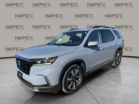 Used 2025 Honda Pilot Touring image 1