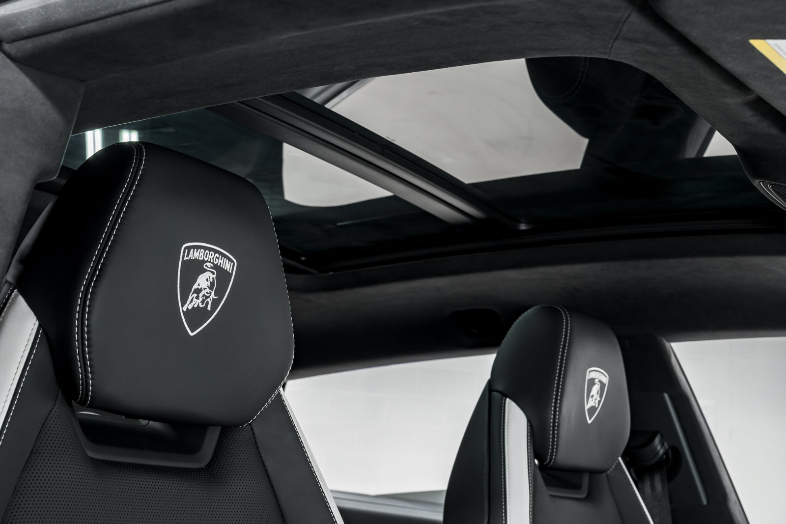 Used 2025 Lamborghini Urus SE AWD/4WD image 43