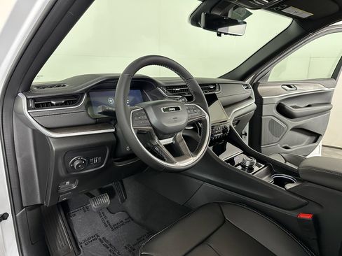 New 2025 Jeep Grand Cherokee Limited w/ Luxury Tech Group II image 2