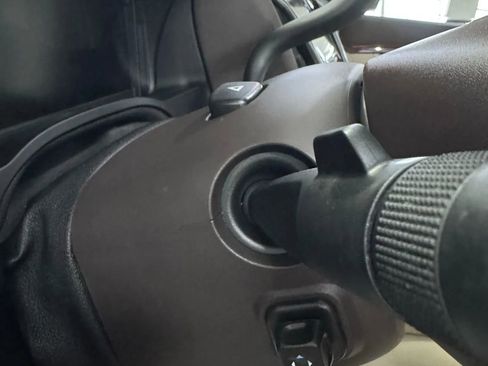 Used 2015 Cadillac Escalade Luxury image 29