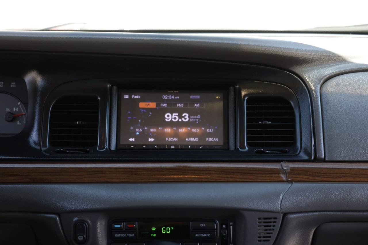 Used 2005 Ford Crown Victoria LX RWD image 32