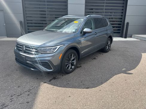 Used 2023 Volkswagen Tiguan SE w/ Panoramic Sunroof Package FWD image 1