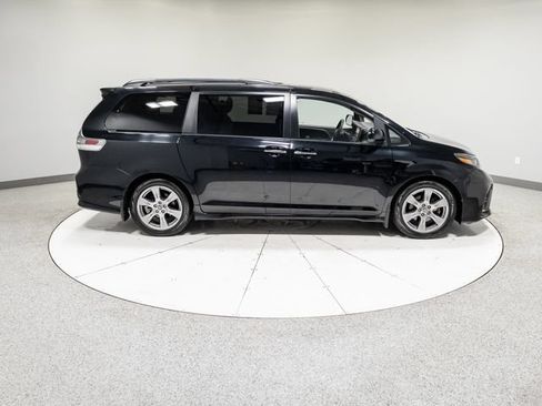Used 2018 Toyota Sienna SE FWD image 8
