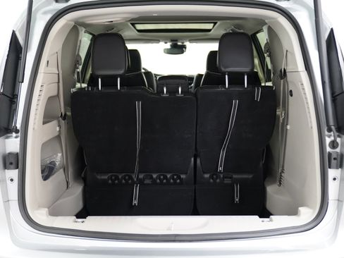 Certified 2024 Chrysler Pacifica Limited image 9