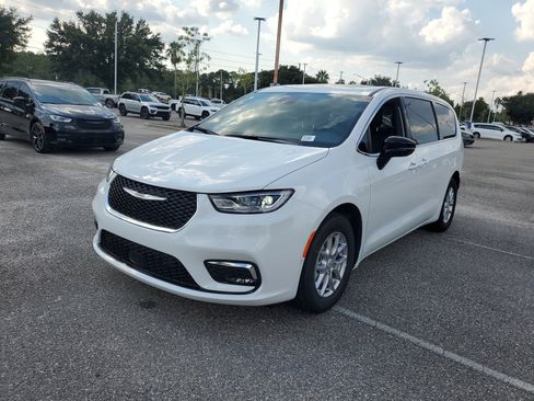 New 2026 Chrysler Pacifica Select image 2