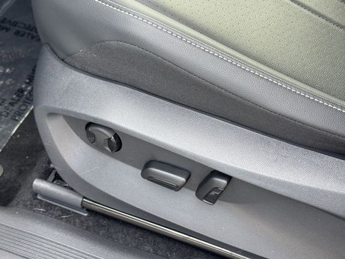 Used 2024 Volkswagen Tiguan SE w/ Panoramic Sunroof Package image 18