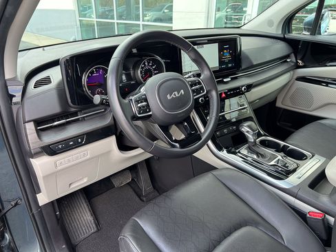 Used 2023 Kia Carnival EX image 20