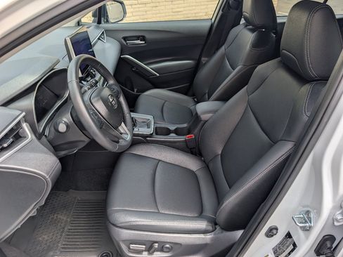 Used 2026 Toyota Corolla Cross XLE FWD image 2