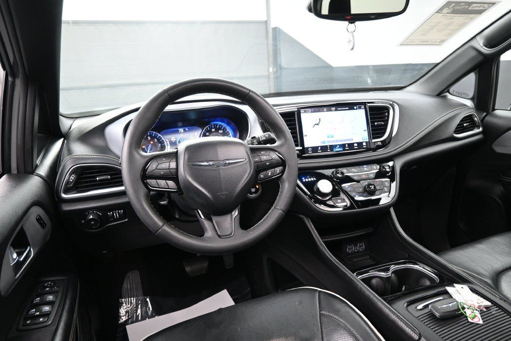 Used 2025 Chrysler Pacifica Limited FWD image 27