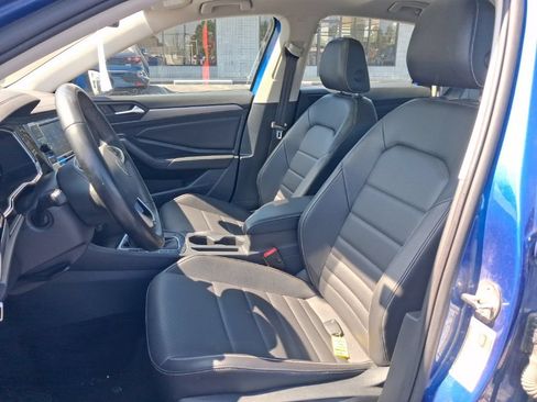 Used 2024 Volkswagen Jetta SE FWD image 3