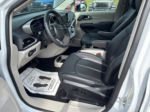 Used 2024 Chrysler Pacifica Touring-L FWD image 17